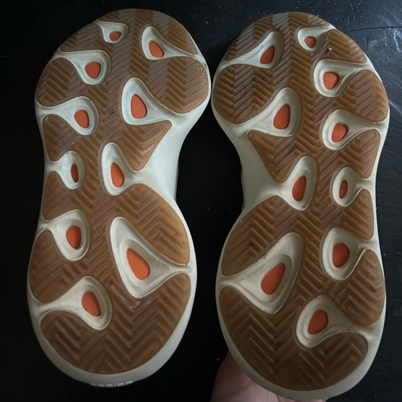 Adidas Yeezy 700 V3 - Picture 5 of 15